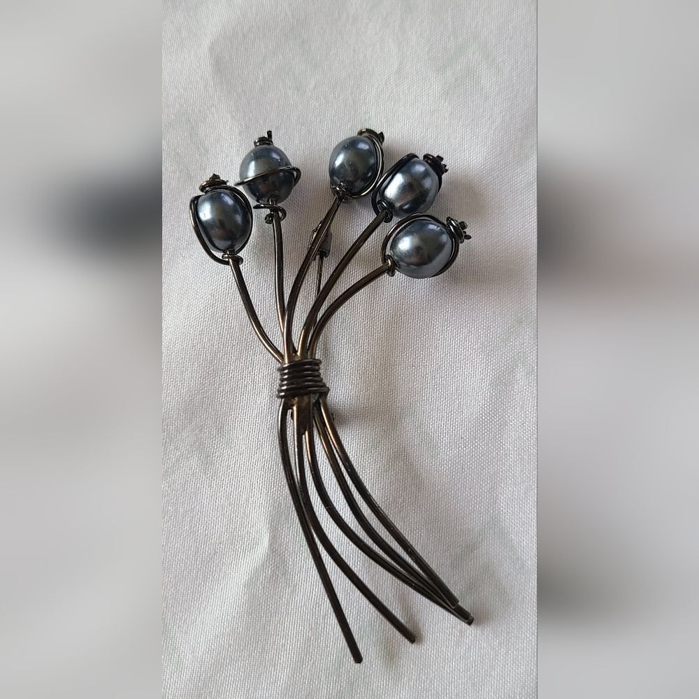 Vintage Women's Large Gun Metal Silver Lustrous Pearl Brooch